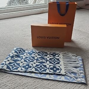 Brand NEW LV Frosty Gradient Scarf